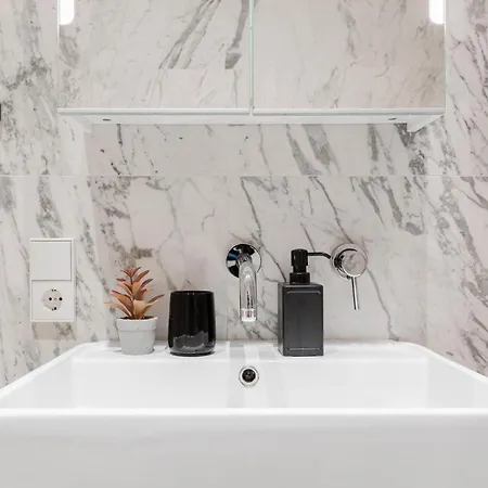 Luxury Studio, Raina Nams