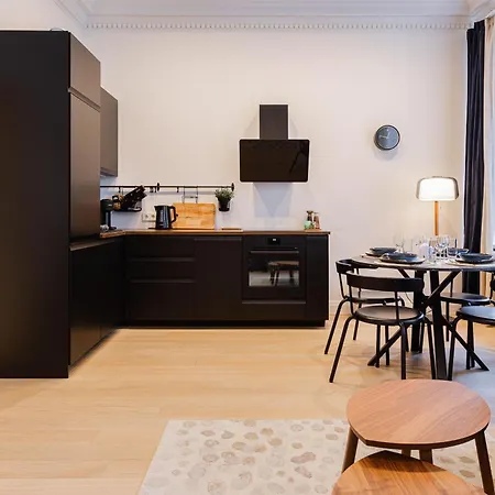 Luxury Studio, Raina Nams