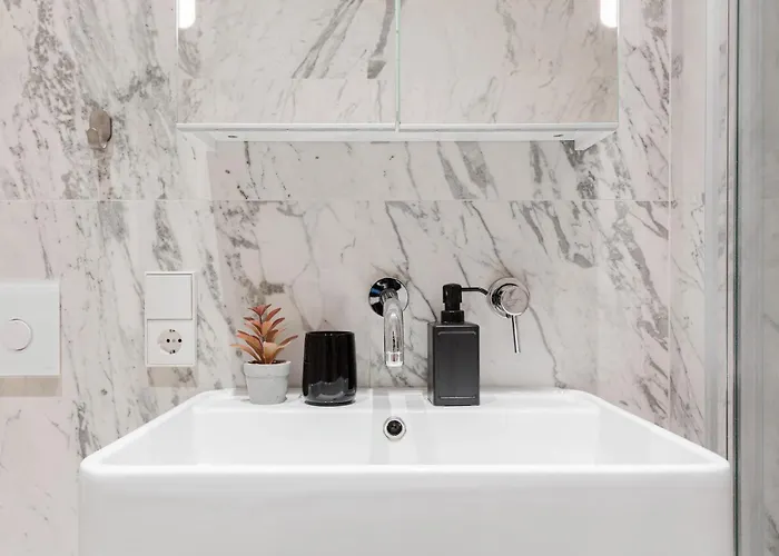 Luxury Studio, Raina Nams