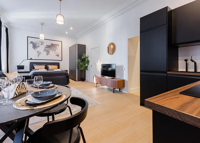 Luxury Studio, Raina Nams