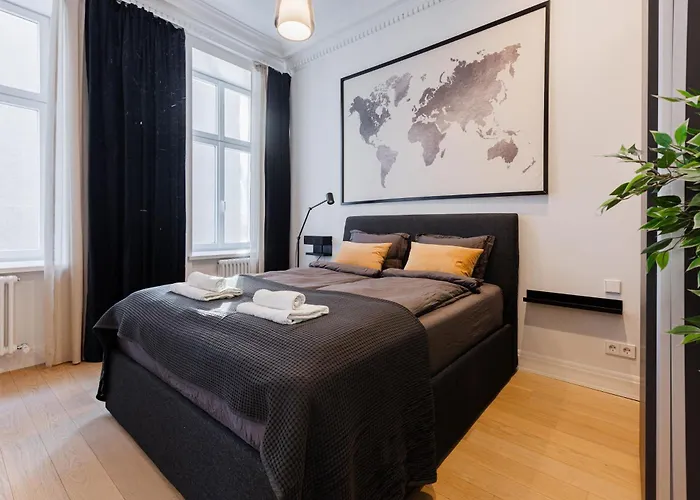 Luxury Studio, Raina Nams