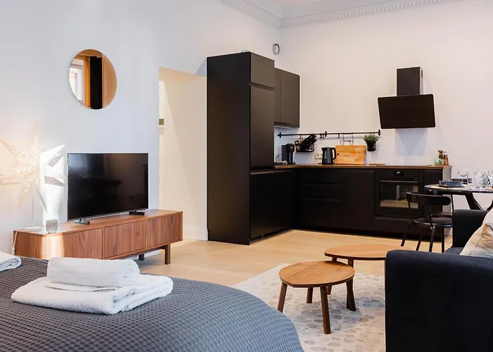 Luxury Studio, Raina Nams *